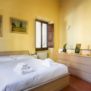 Cozy Classic Italian House Near Santa Croce, On The Lungarno , Firenze Italia